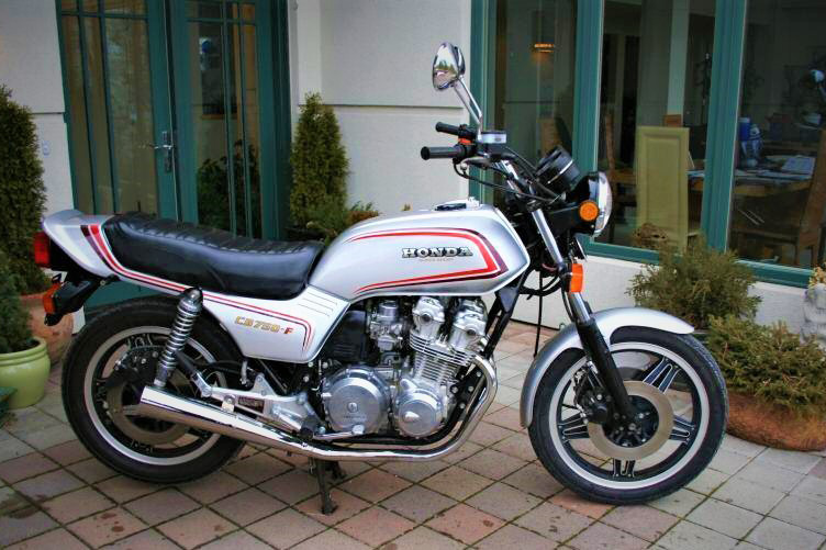 1980 HONDA CB750 MOTORCYCLE - Front 3/4 - 213045