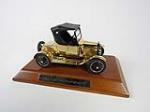 24kt Gold 1925 Ford Model T Danbury Mint 1:24 scale diecast model car. - Front 3/4 - 208758