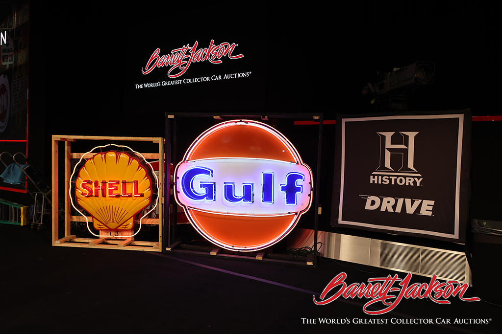 1960s Gulf Oil porcelain with animated neon sign (Lot #7299) ______IMG_2629