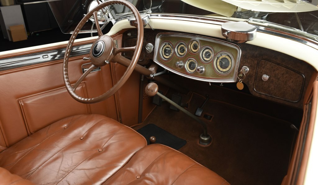 lot-1384-1933-packard-super-8-touring-5-7-passenger_interior