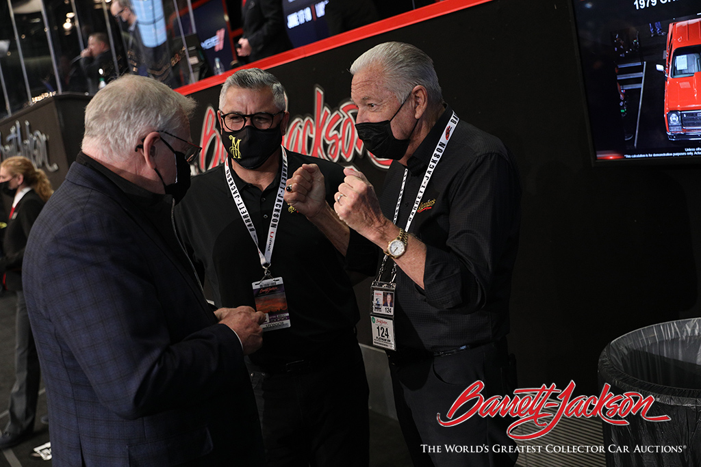 CRAIG JACKSON CHATS WITH LONGTIME SPONSOR BARRY MEGUIAR (RIGHT) AND GEORGE DIAZ OF MEGUIAR’S.