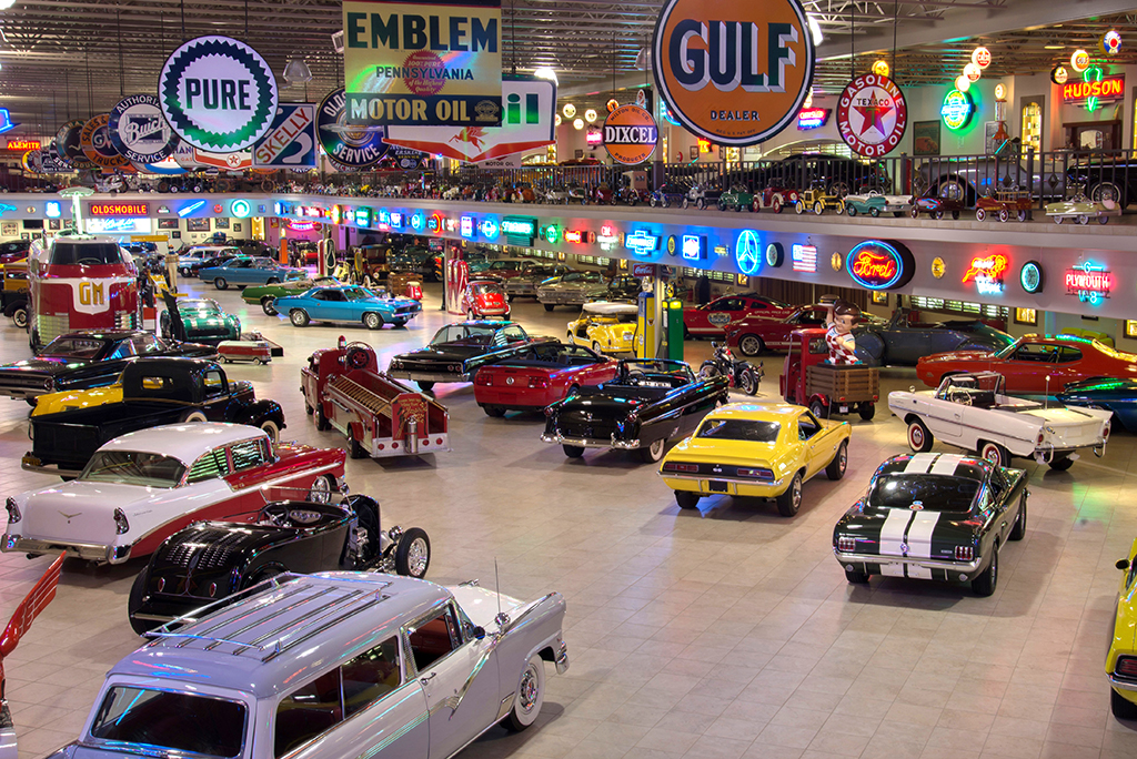 Arguably the most significant collection ever offered in Barrett-Jackson’s history at the time, the Ron Pratte Collection featured over 140 collector cars, trucks and motorcycles, and more than 1,500 pieces of authentic automobilia.