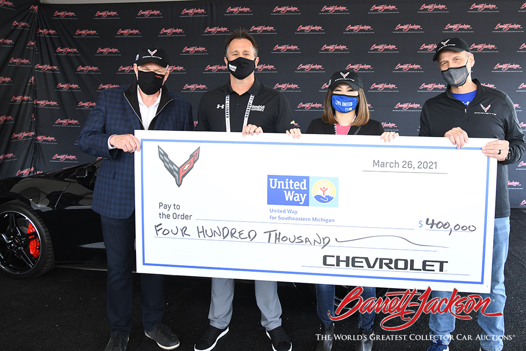 CRAIG JACKSON, HENDRICK MOTORSPORTS’ DALE LEDBETTER, UNITED WAY OF SOUTHEASTERN MICHIGAN’S SHELLY WATTS AND GM’S SEAN FINEGAN CELEBRATE THE $400,000 SALE OF THE FIRST RETAIL PRODUCTION 2020 C8 CORVETTE CONVERTIBLE.