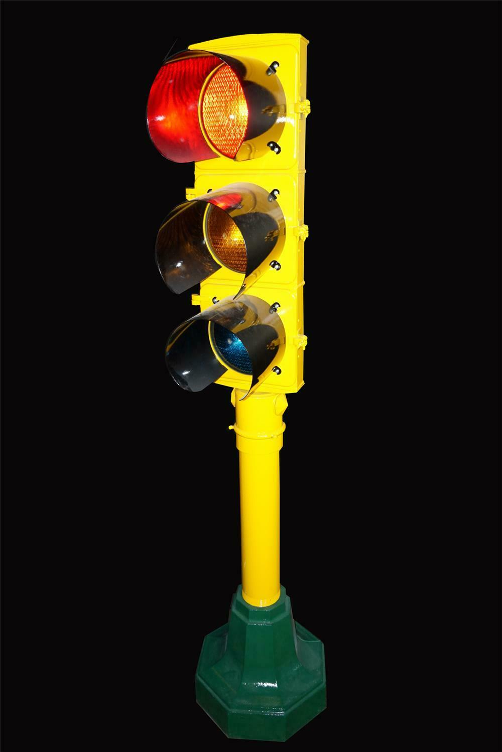 Nicely restored vintage municipal traffic light on original b