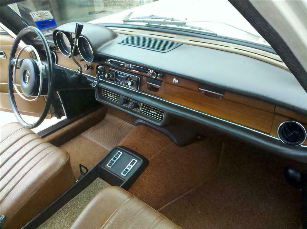 1970 MERCEDES-BENZ 280SE 4 DOOR SEDAN - Interior - 108445