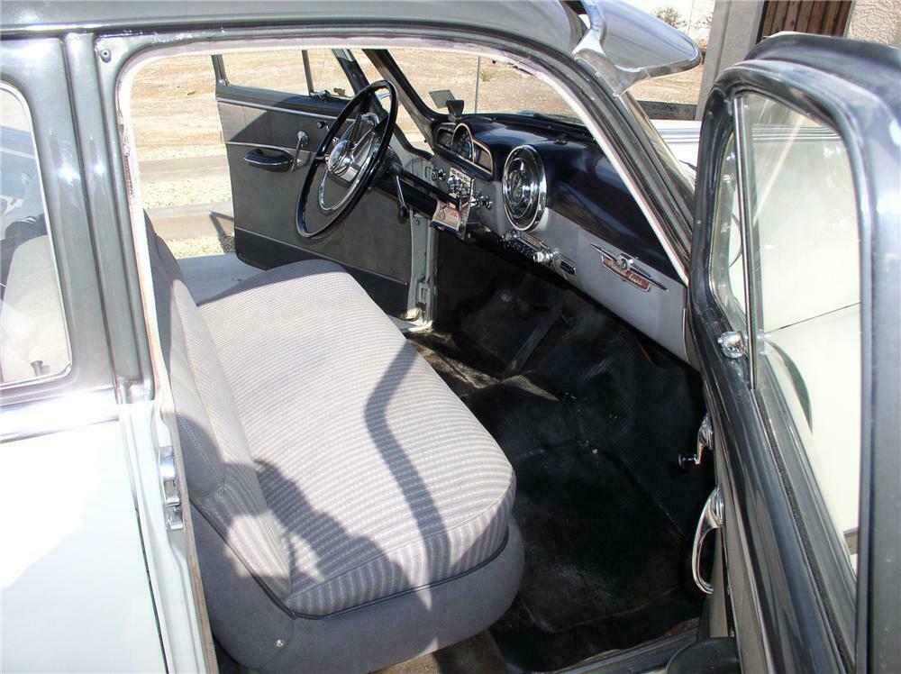 1951 PONTIAC CHIEFTAIN 4 DOOR SEDAN - Interior - 117847