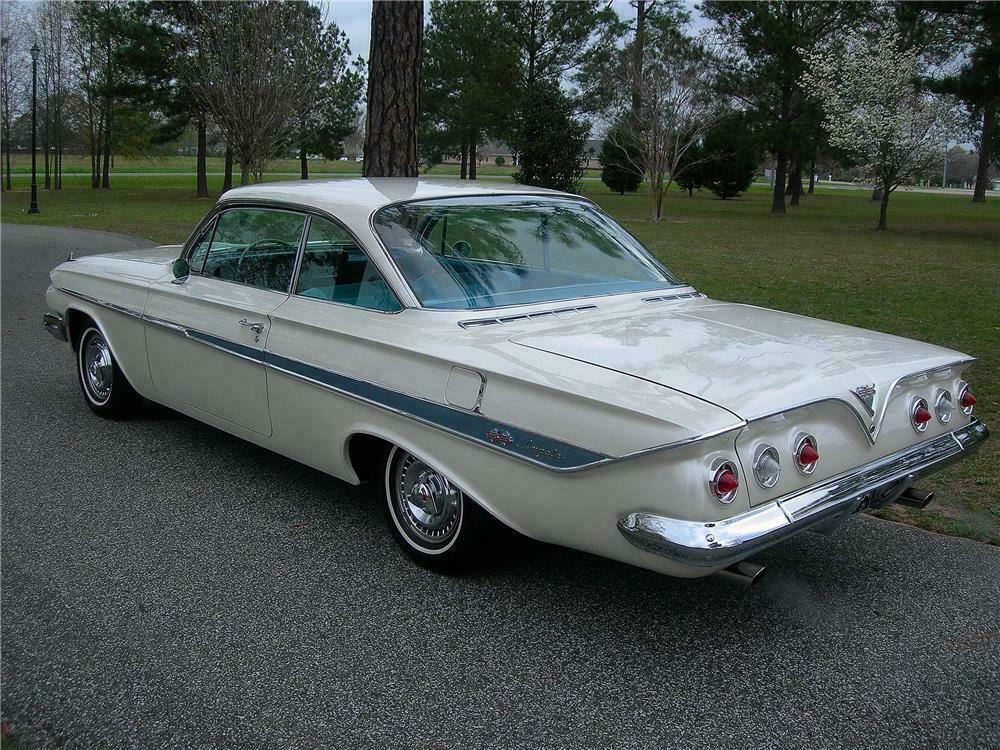 1961 CHEVROLET IMPALA CUSTOM 2 DOOR HARDTOP - Rear 3/4 - 125691