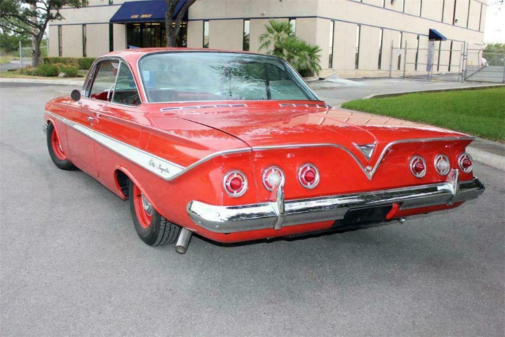 1961 CHEVROLET IMPALA CUSTOM 2 DOOR HARDTOP - Rear 3/4 - 133066