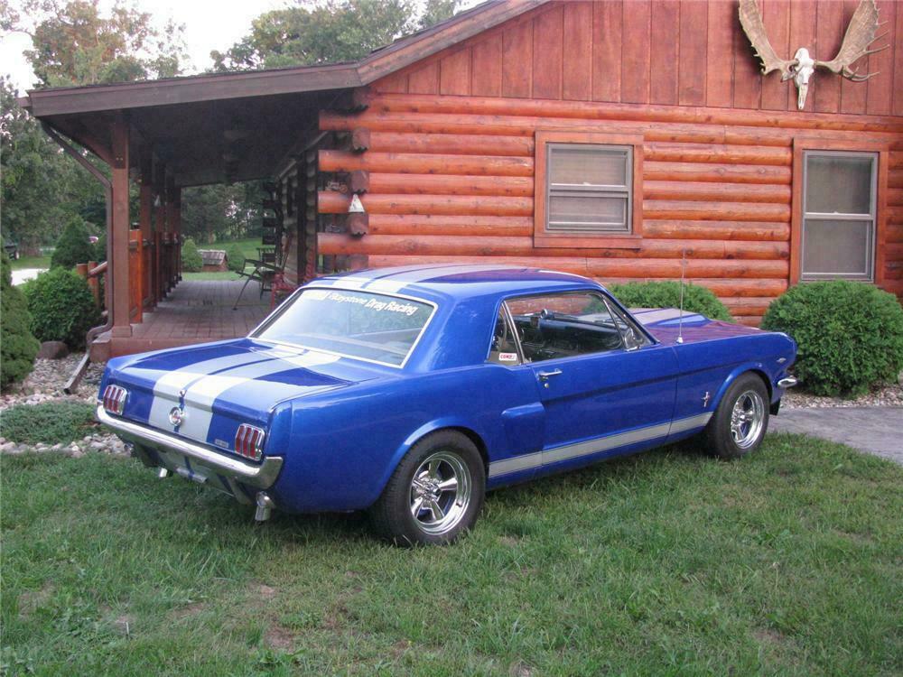 1966 FORD MUSTANG CUSTOM 2 DOOR HARDTOP - Rear 3/4 - 133554