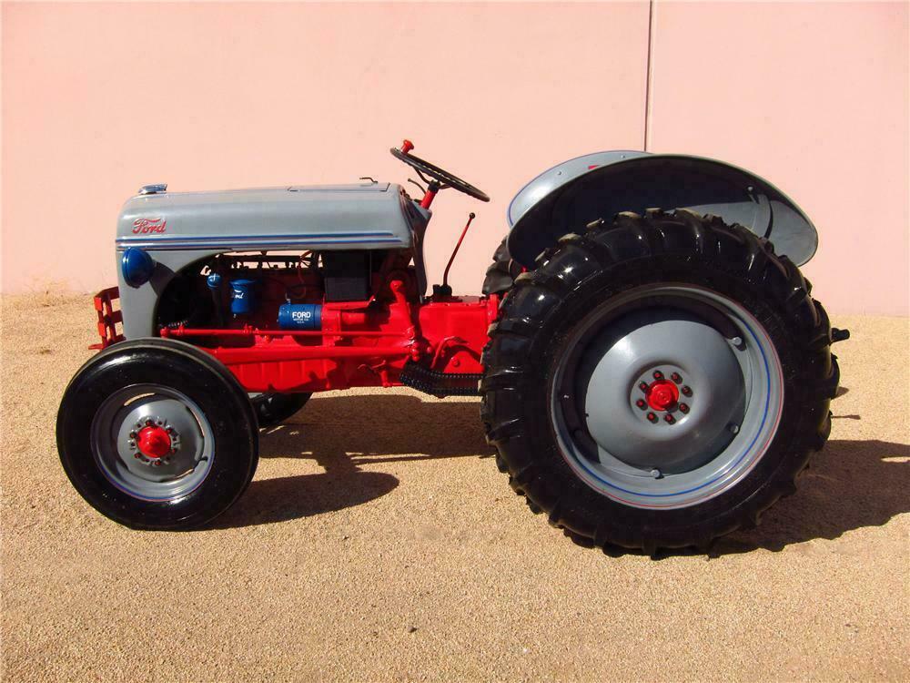 1948 FORD 8N TRACTOR - Side Profile - 137671
