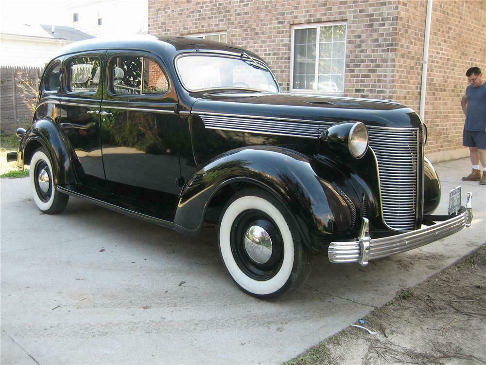 1937 DESOTO 4 DOOR SEDAN - Front 3/4 - 137682