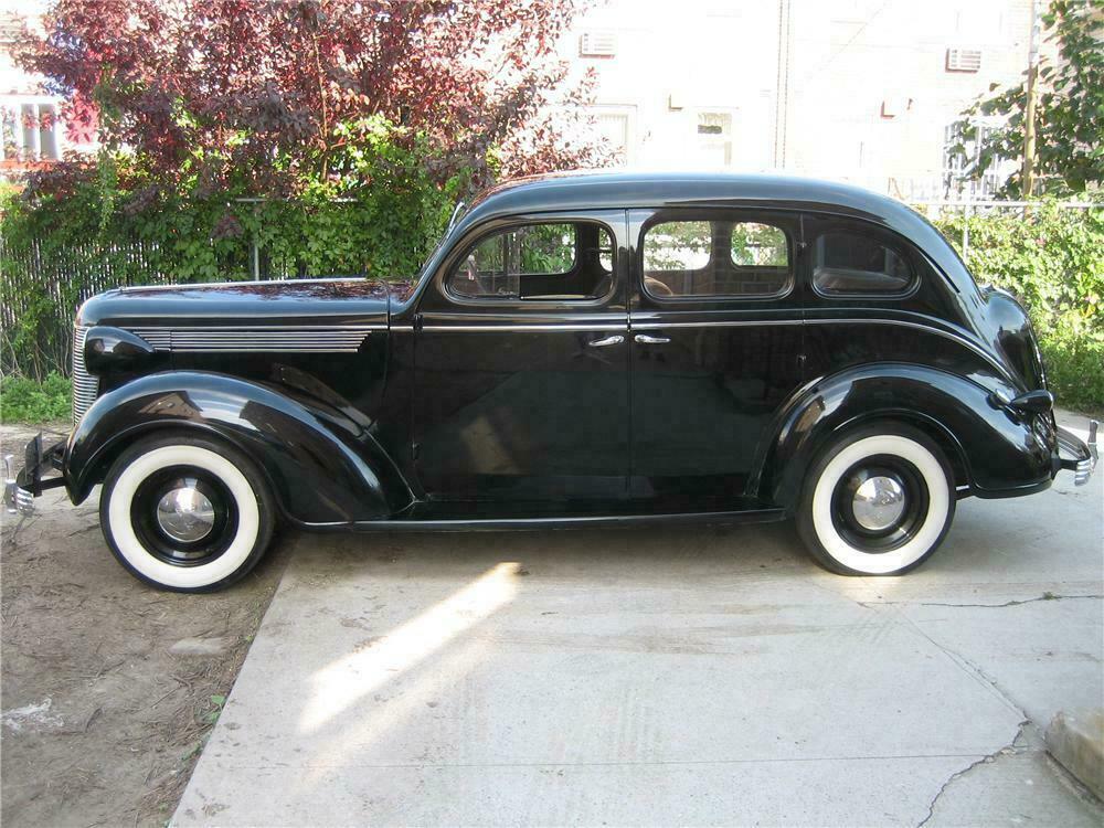 1937 DESOTO 4 DOOR SEDAN - Side Profile - 137682