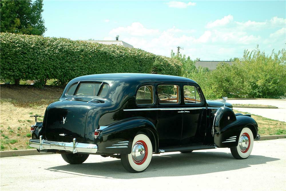 1938 CADILLAC V16 SEDAN - Rear 3/4 - 161558