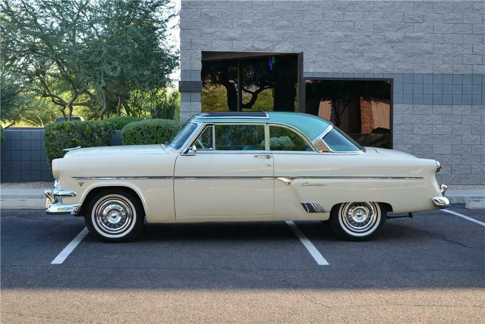 1954 FORD CRESTLINE SKYLINER 2 DOOR HARDTOP - Side Profile - 161686