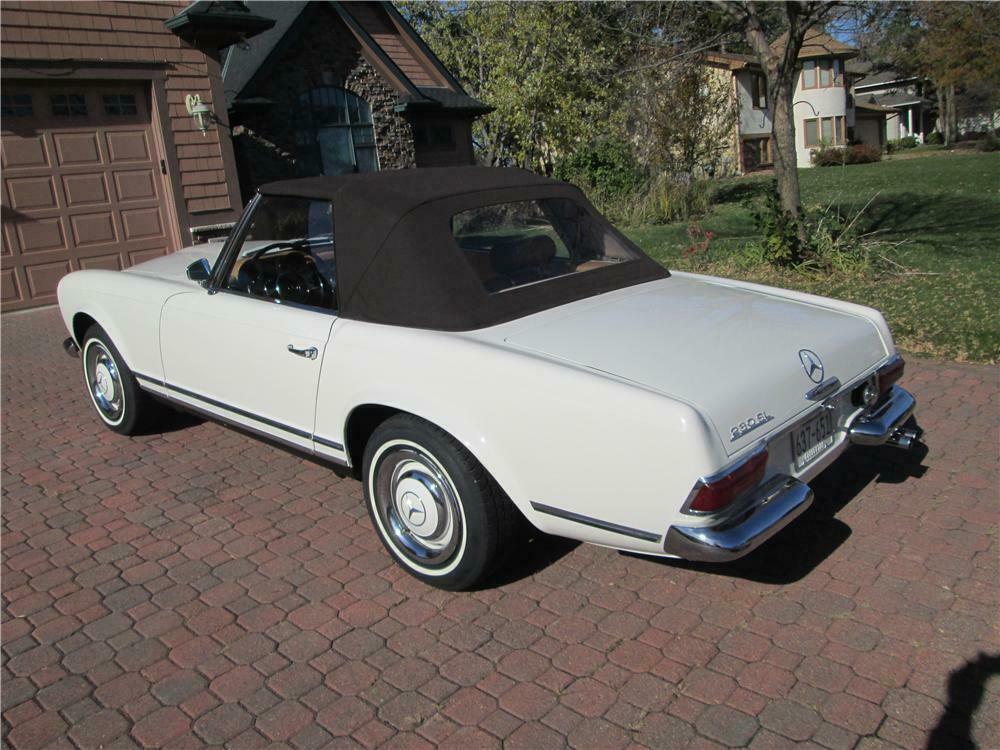 1967 MERCEDES-BENZ 230SL CONVERTIBLE - Rear 3/4 - 161836