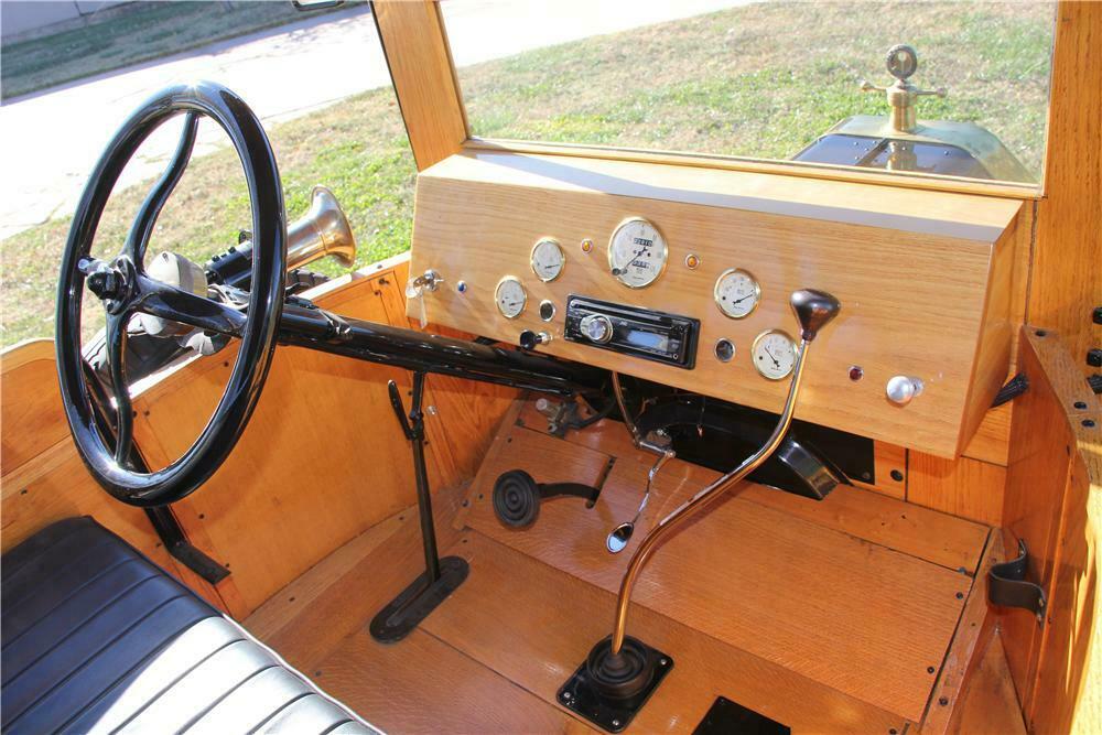 1915 FORD MODEL T CUSTOM WOODY SEDAN - Interior - 162628
