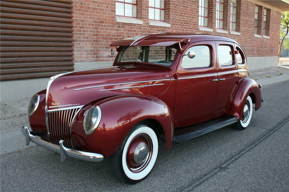 1939 FORD DELUXE 4 DOOR SEDAN - Front 3/4 - 174478