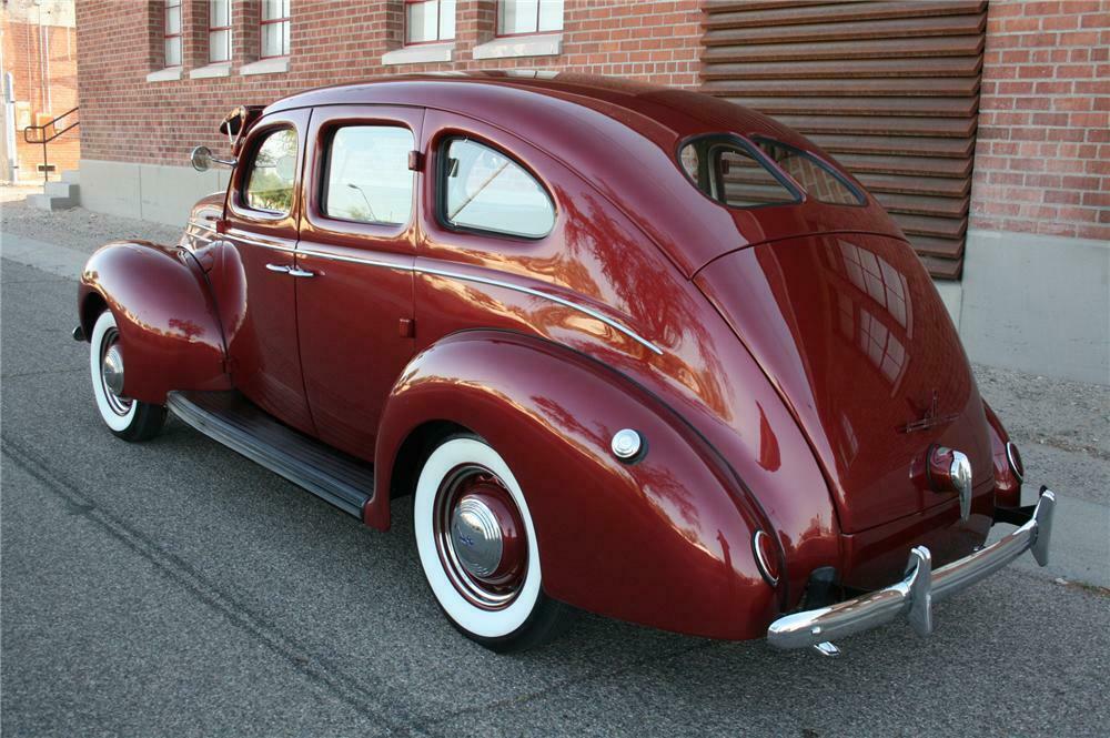 1939 FORD DELUXE 4 DOOR SEDAN - Rear 3/4 - 174478