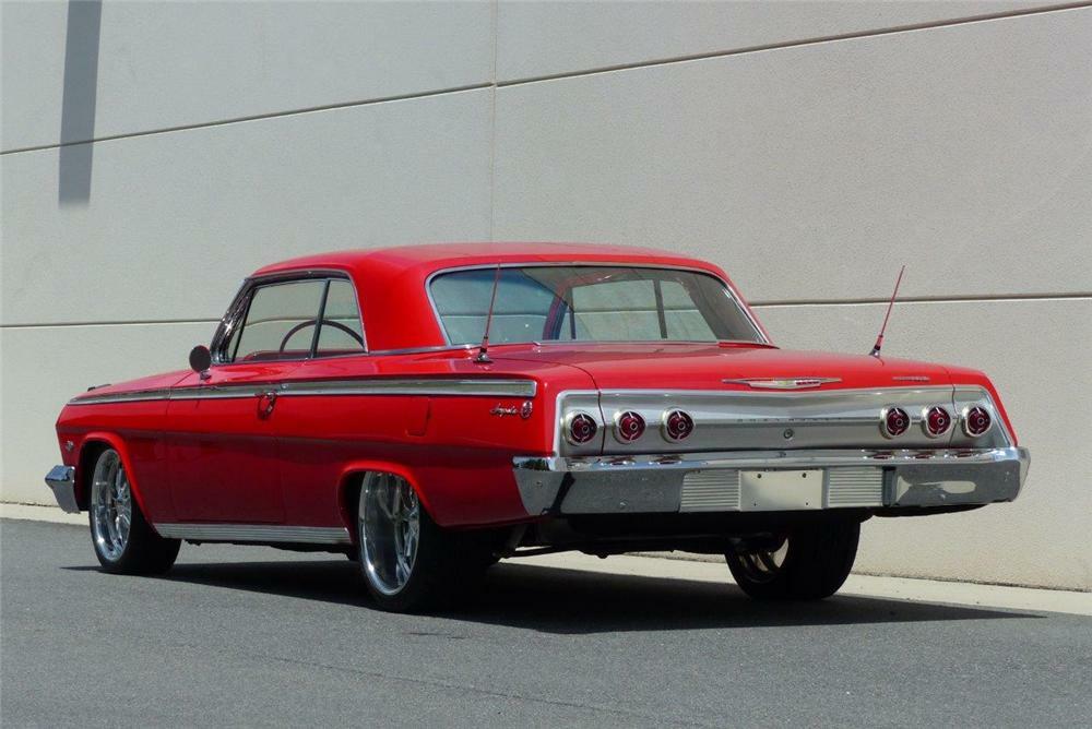 1962 CHEVROLET IMPALA CUSTOM 2 DOOR COUPE - Rear 3/4 - 175138