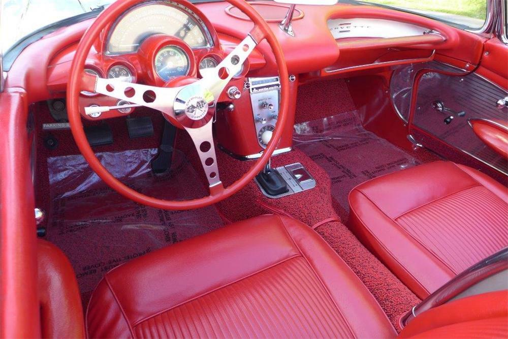 1961 CHEVROLET CORVETTE CONVERTIBLE - Interior - 177446