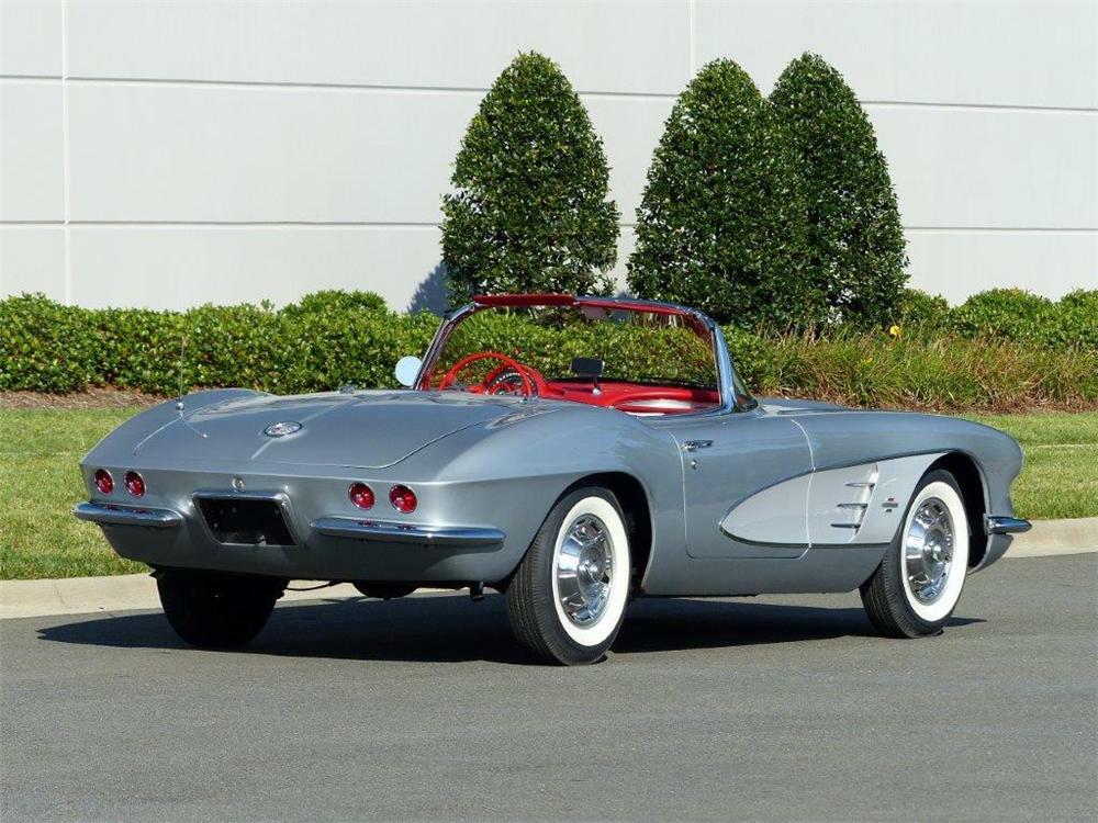 1961 CHEVROLET CORVETTE CONVERTIBLE - Rear 3/4 - 177446