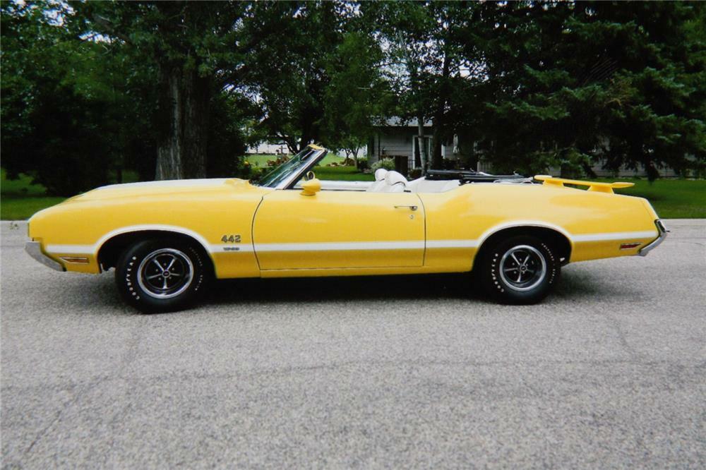 1970 OLDSMOBILE CUTLASS SUPREME CONVERTIBLE - Side Profile - 180981