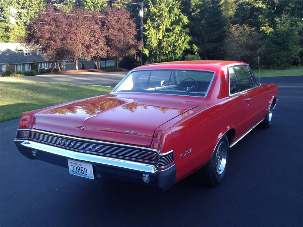 1965 PONTIAC GTO CUSTOM - Rear 3/4 - 181564