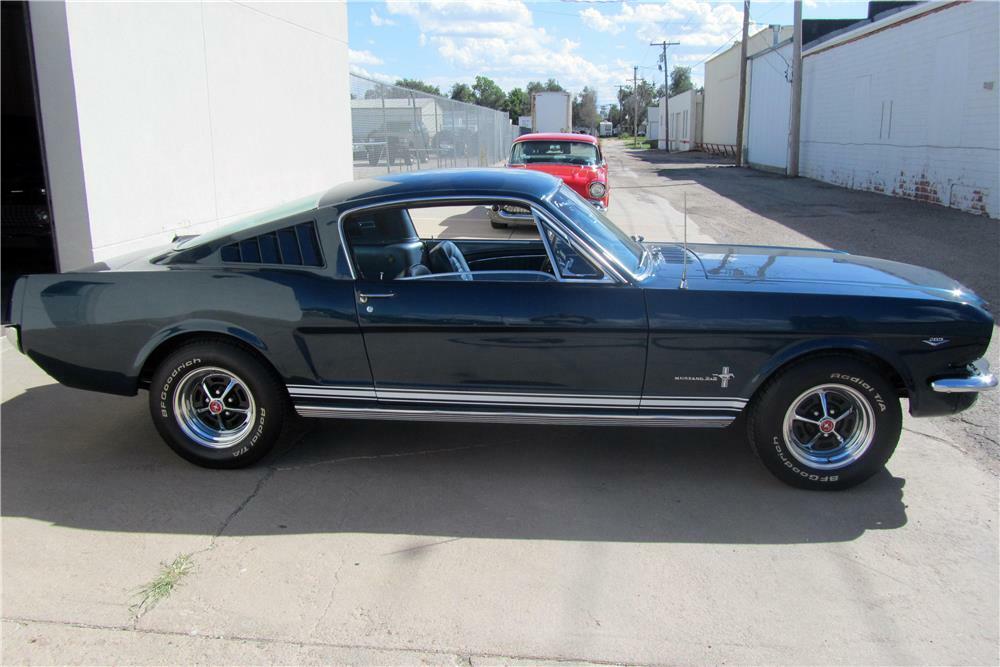 1965 FORD MUSTANG FASTBACK - Rear 3/4 - 185751
