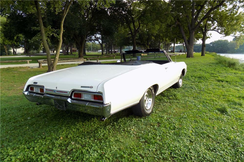 1967 CHEVROLET IMPALA SS CONVERTIBLE - Rear 3/4 - 187077