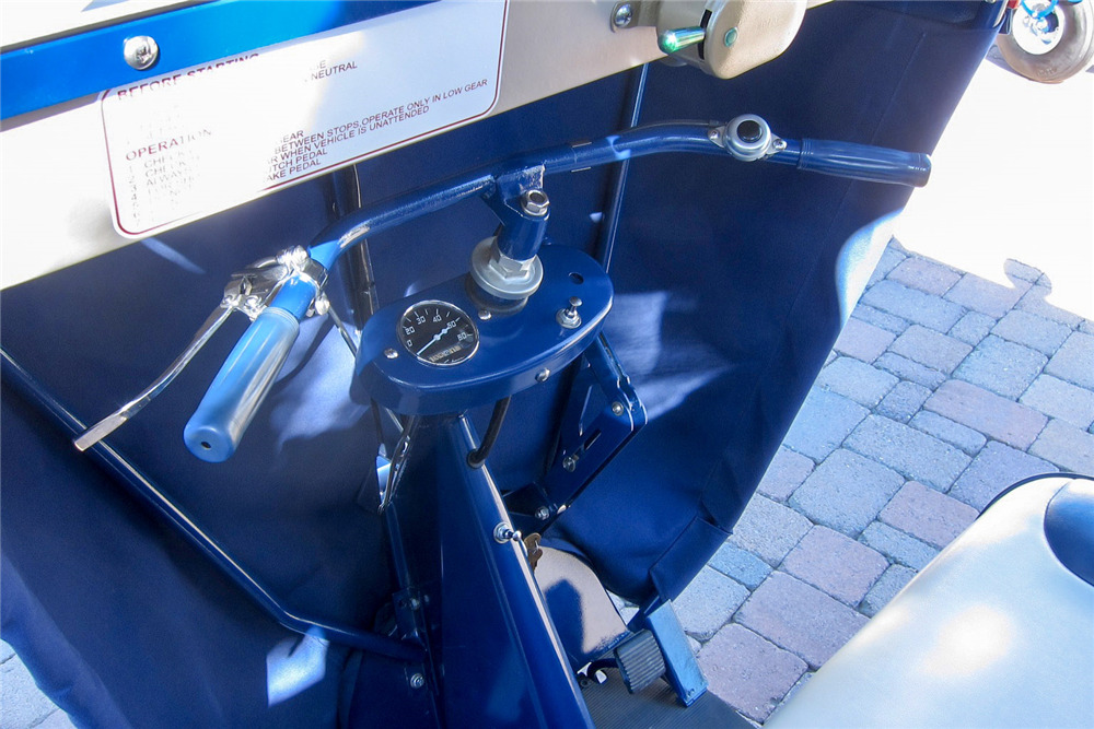 1957 CUSHMAN MAILSTER 3-WHEEL MAIL CAB - Interior - 188576