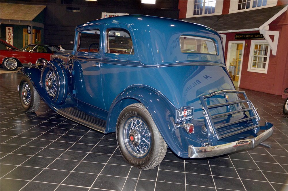 1932 PACKARD 900 SEDAN - Rear 3/4 - 189304