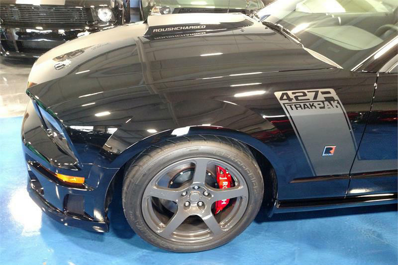 2008 Roush Mustang 427r Trak Pak Dabei gibt es ein paar unterschiede zum 427r, er wird allerdings den gleichen 435ps starken motor verbaut bekommen. 2008 roush mustang 427r trak pak