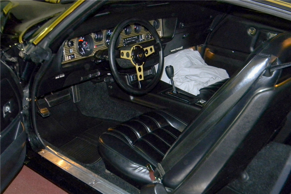 1977 PONTIAC FIREBIRD TRANS AM "SMOKEY AND THE BANDIT" PROMO CAR - Interior - 190067