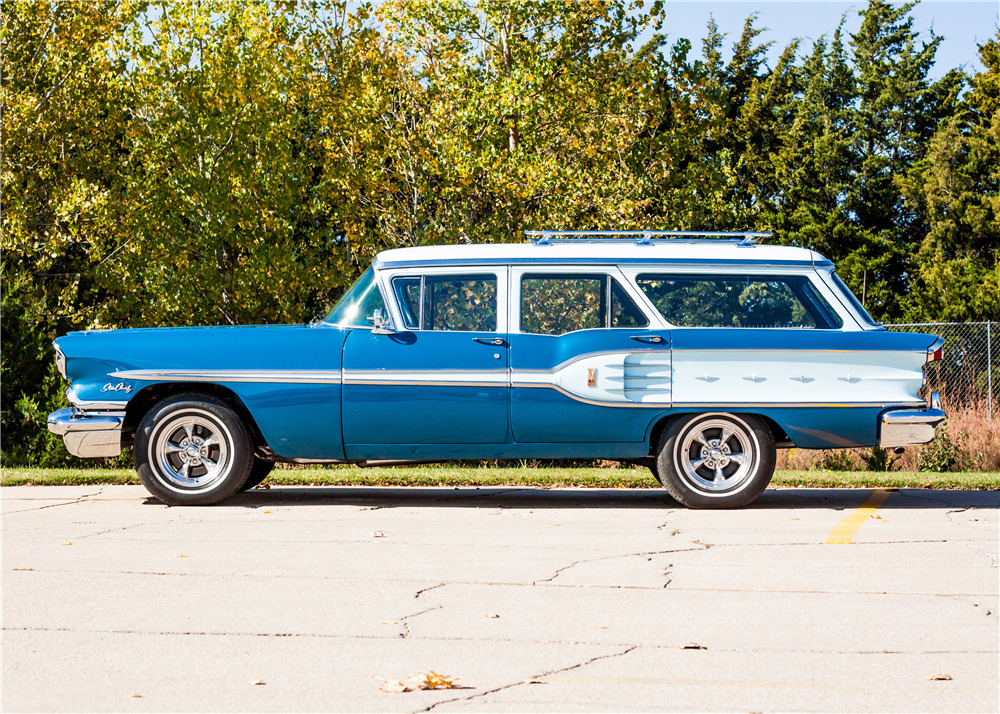 1958 PONTIAC STAR CHIEF CUSTOM SAFARI WAGON - Side Profile - 190957
