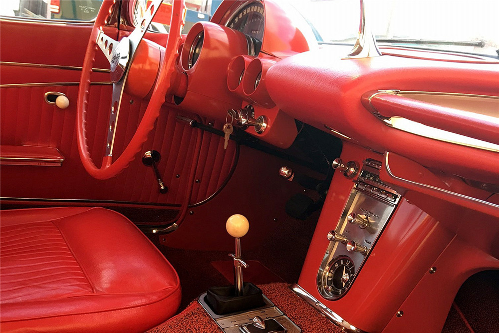 1962 CHEVROLET CORVETTE CONVERTIBLE - Interior - 192513