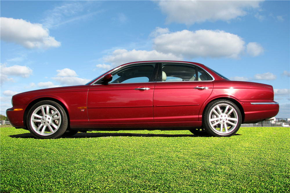 2004 JAGUAR XJR SEDAN - Side Profile - 194203
