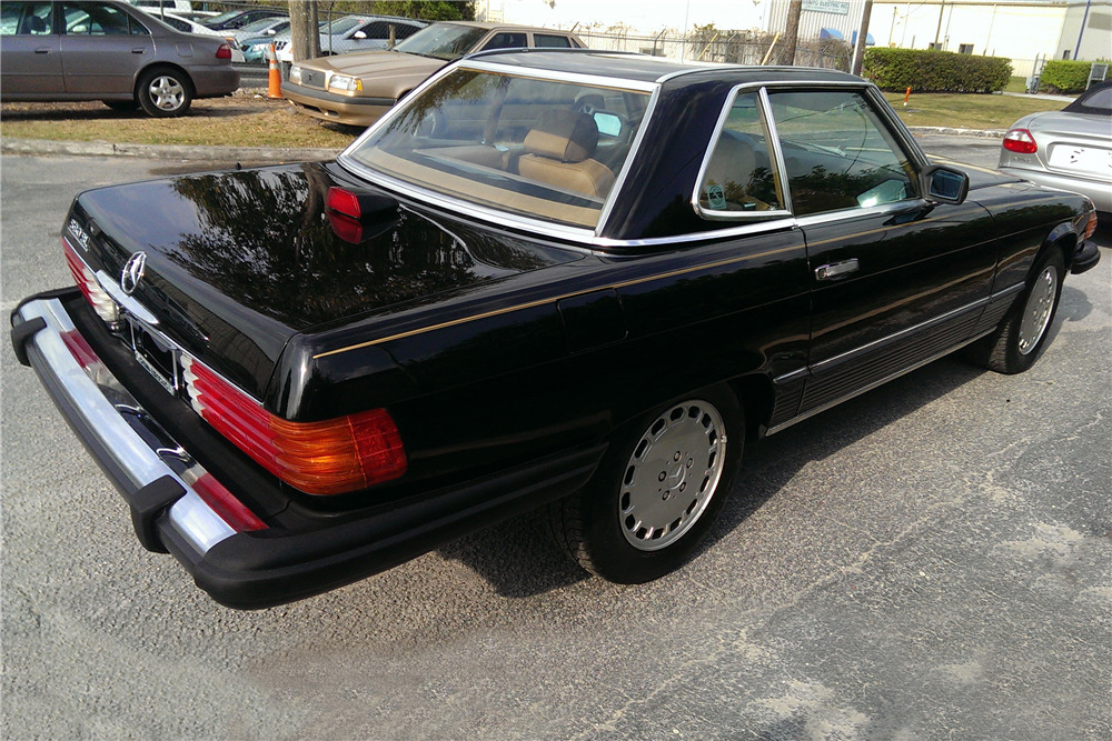 1986 MERCEDES-BENZ 560SL - Rear 3/4 - 194932