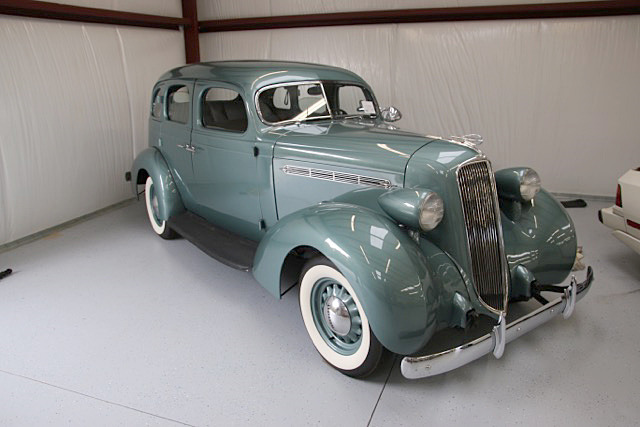 1936 STUDEBAKER DICTATOR 4-DOOR SEDAN - Front 3/4 - 195742