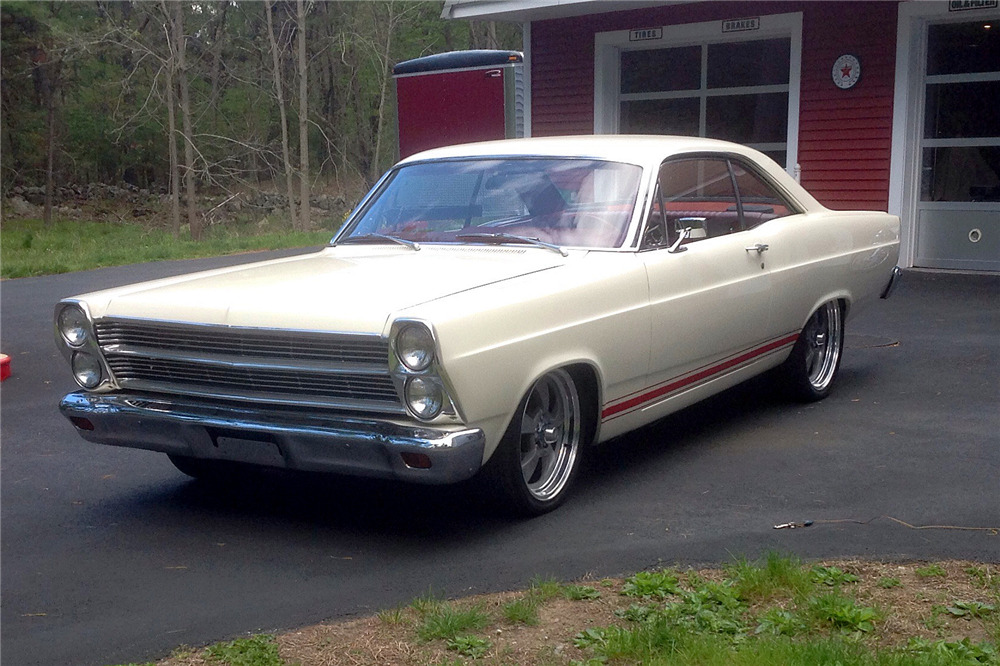 1967 FORD FAIRLANE - Front 3/4 - 196026