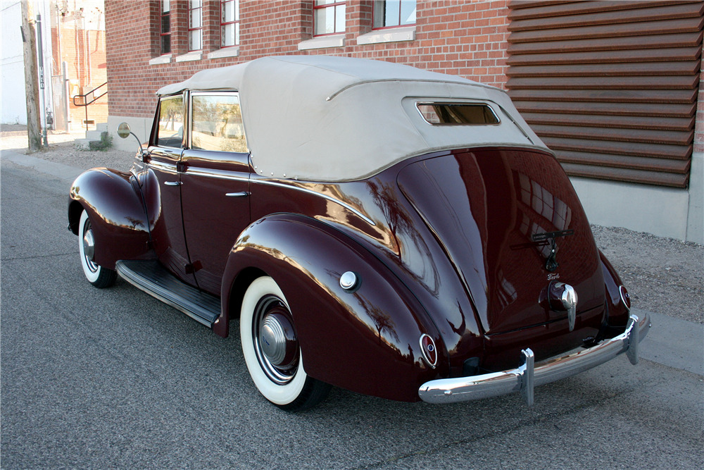 1939 Ford Deluxe Convertible Sedan