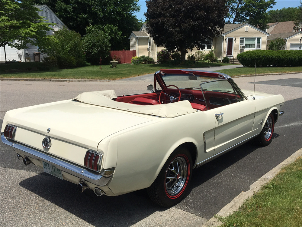 1965 FORD MUSTANG CONVERTIBLE - Rear 3/4 - 197009
