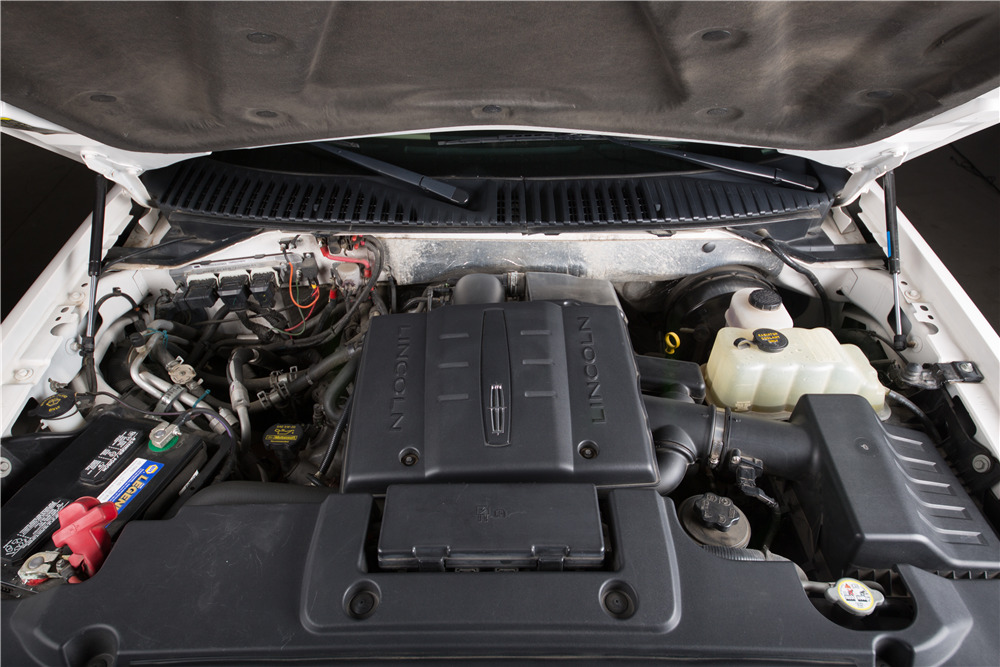 2009 LINCOLN NAVIGATOR CUSTOM LIMOUSINE - Engine - 198158