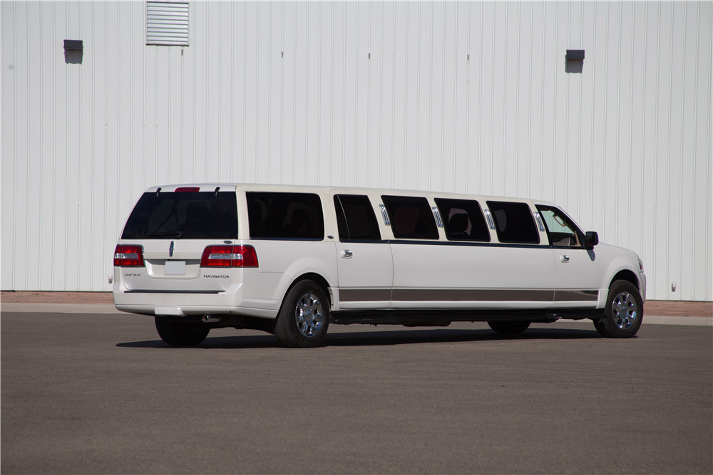 2009 LINCOLN NAVIGATOR CUSTOM LIMOUSINE - Rear 3/4 - 198158