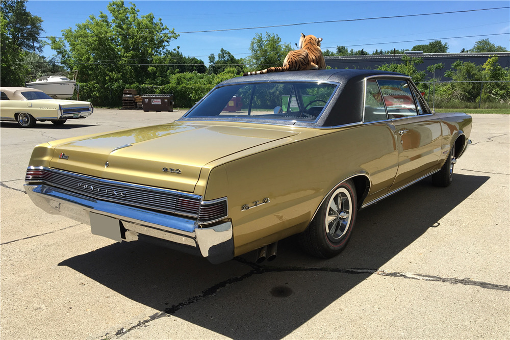 1965 PONTIAC GTO - Rear 3/4 - 198265
