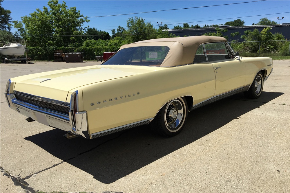 1964 PONTIAC BONNEVILLE CONVERTIBLE - Rear 3/4 - 198268