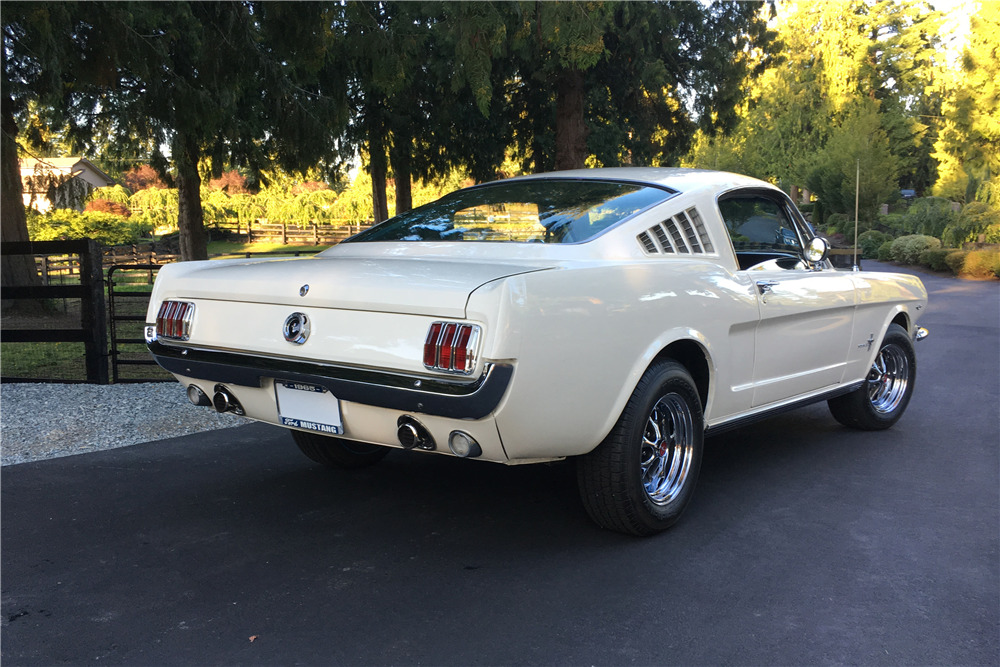 1965 FORD MUSTANG FASTBACK - Rear 3/4 - 198308