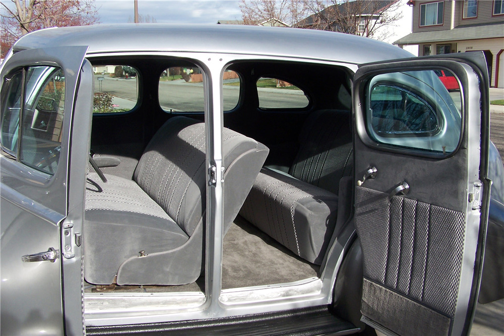1938 PACKARD 1601 4-DOOR TOURING SEDAN - Interior - 198534