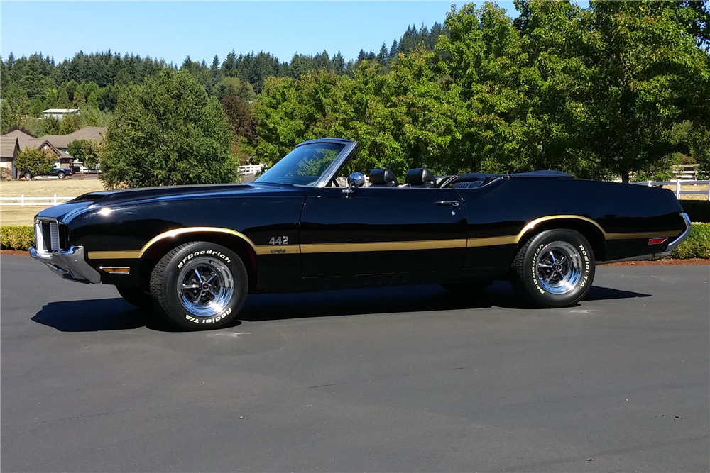 1972 OLDSMOBILE CUTLASS CUSTOM CONVERTIBLE - Side Profile - 198625
