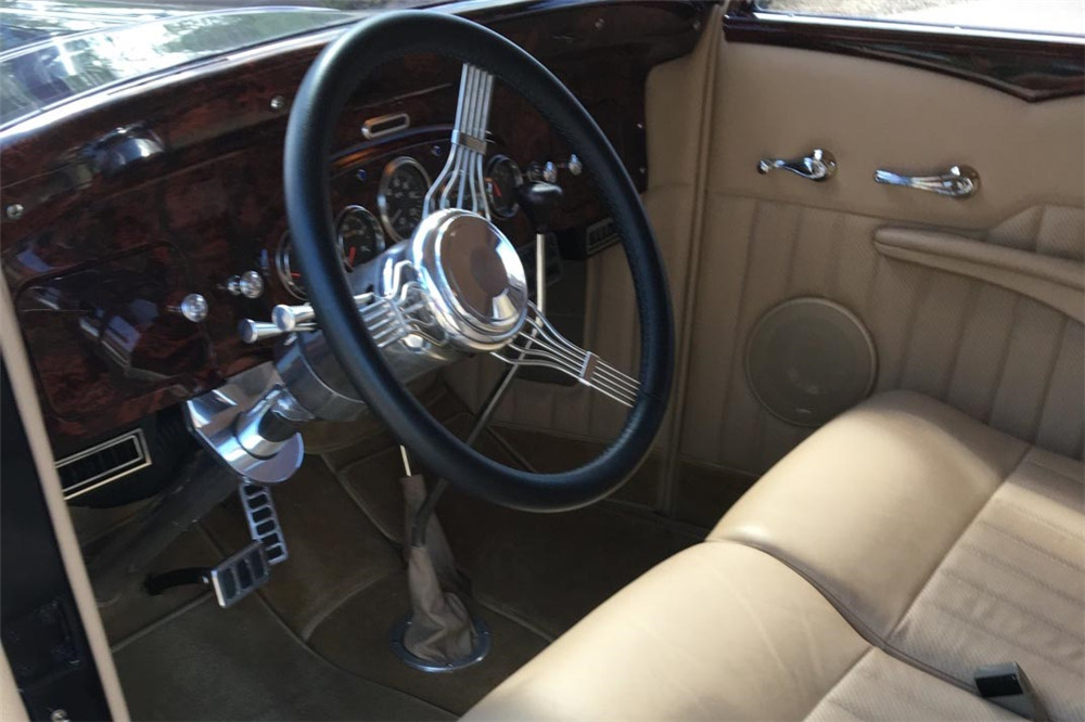 1932 PACKARD 900 CUSTOM SEDAN - Interior - 198724