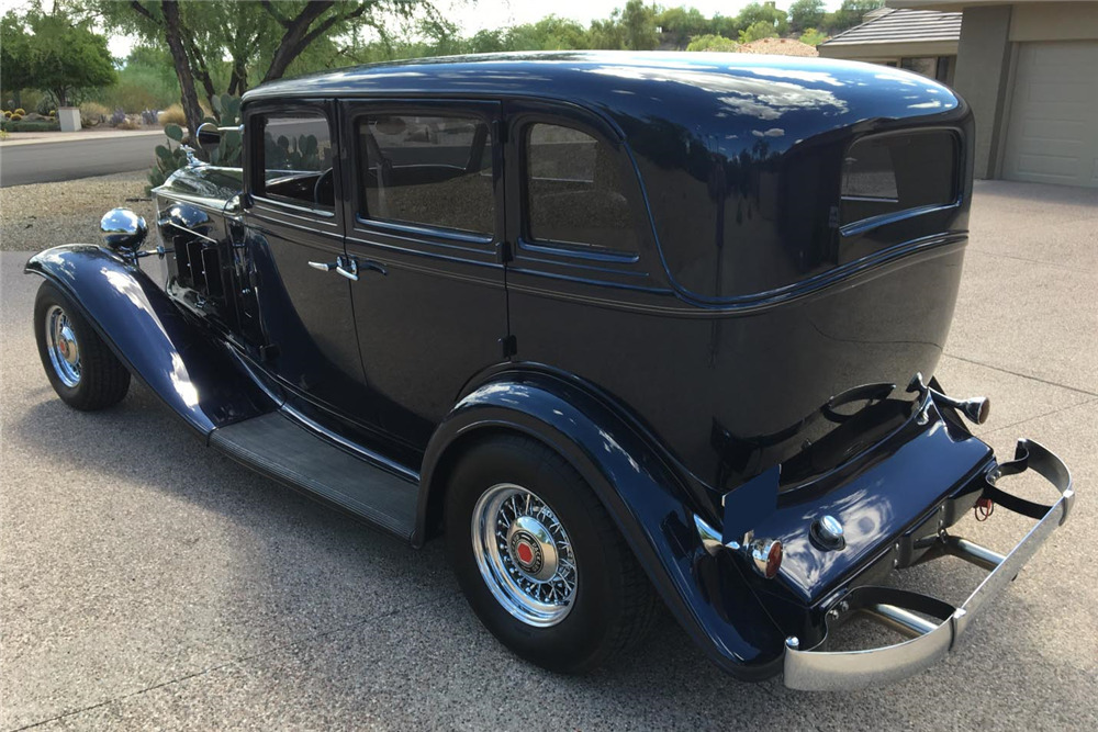 1932 PACKARD 900 CUSTOM SEDAN - Rear 3/4 - 198724
